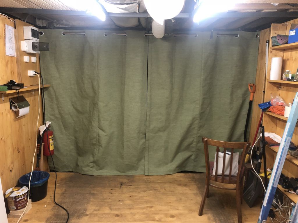 брезентовая штора в деревянном гараже