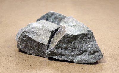 Жадеит колотый крупный, цена 153.50 руб